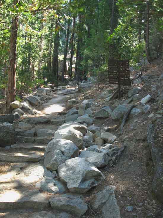 Trail up to the rim to Illilouette Fall and Glacier Point from the John Muir Trail.